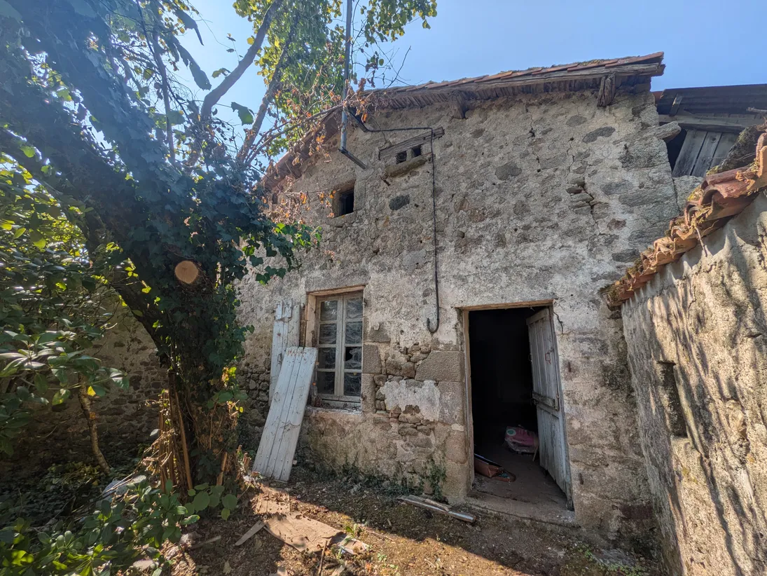 Maison de campagne en pierre à rénover avec terrain à Les Châteliers, Deux-Sèvres — photo 3