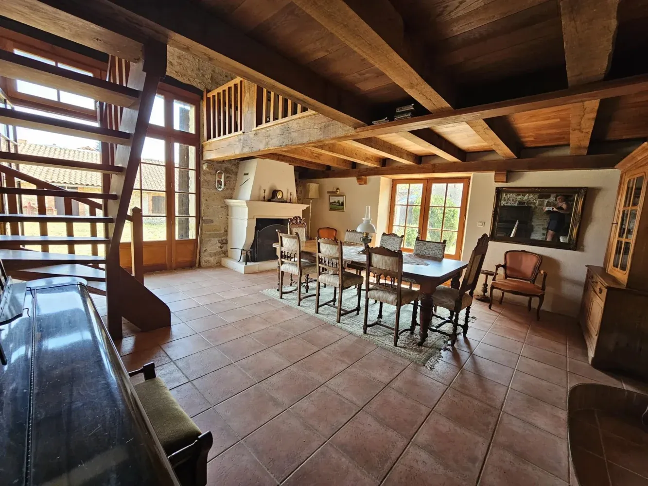Deux granges aménagées à vendre à Nieuil, Charente, avec 3 085 m² de terrain — photo 2