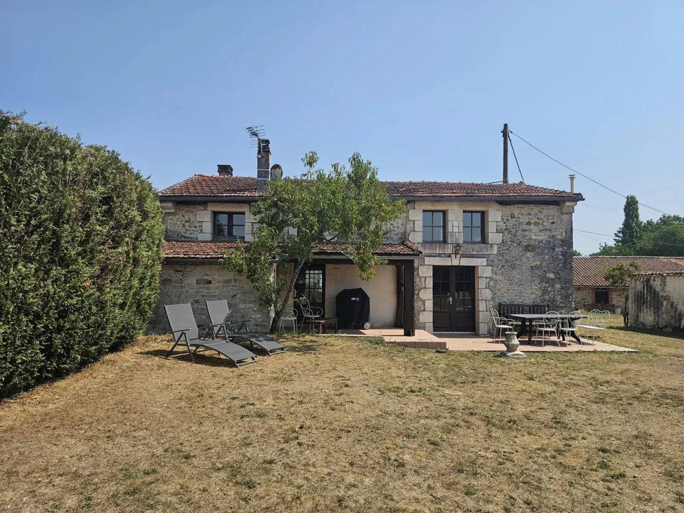 Deux granges aménagées à vendre à Nieuil, Charente, avec 3 085 m² de terrain — photo 4