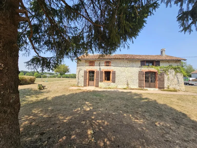 Deux granges aménagées à vendre à Nieuil, Charente, avec 3 085 m² de terrain Photo du bien
