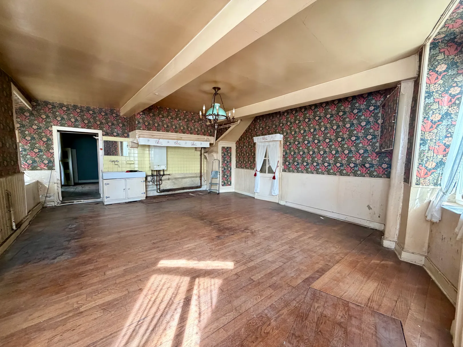 Maison à vendre à Rochechouart, Haute-Vienne : 180 m², 5 chambres et 3 garages — photo 4