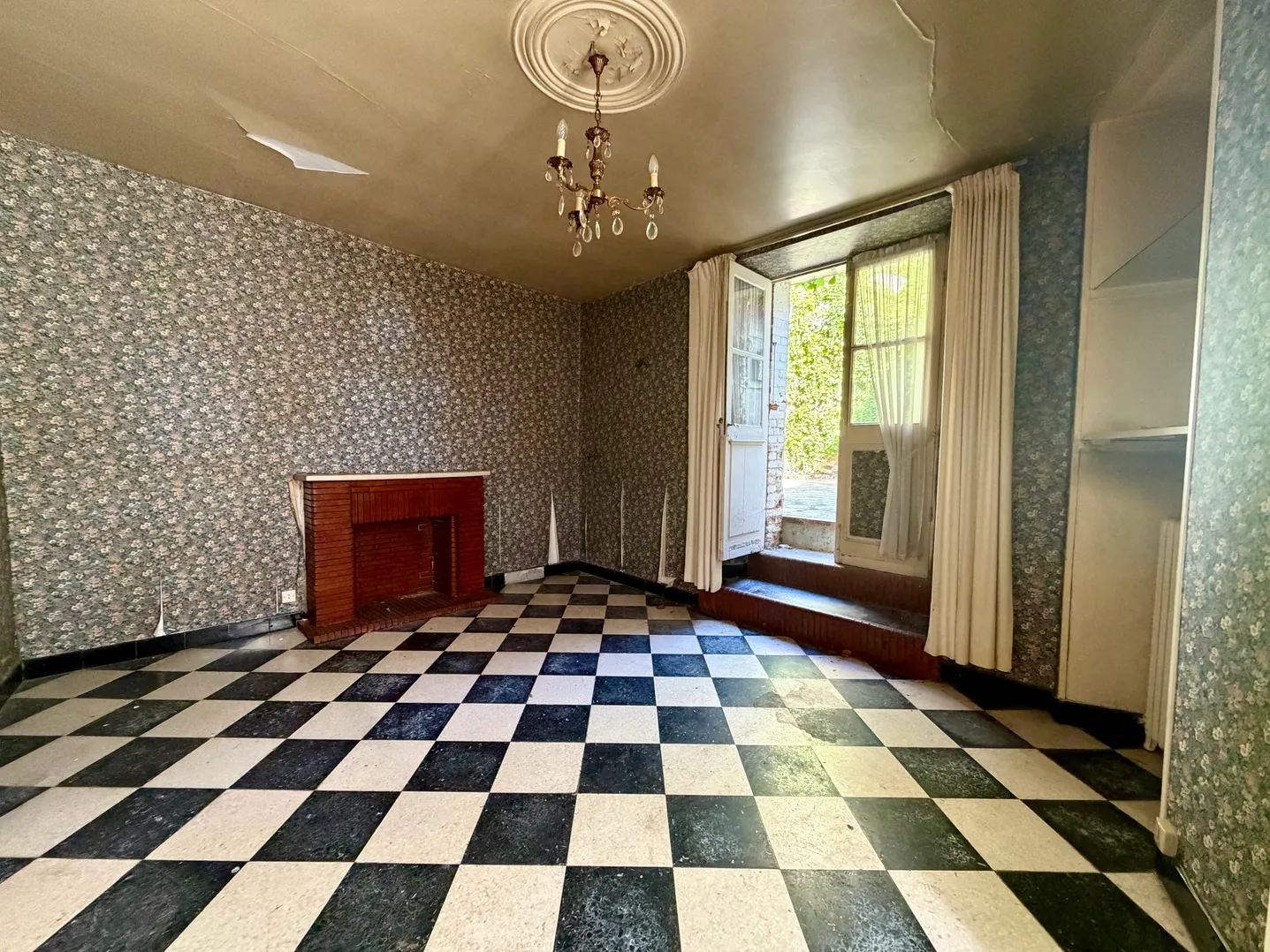 Maison à vendre à Rochechouart, Haute-Vienne : 180 m², 5 chambres et 3 garages — photo 3