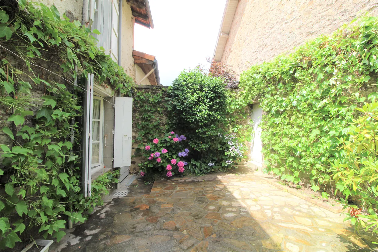 Maison à vendre à Rochechouart, Haute-Vienne : 180 m², 5 chambres et 3 garages — photo 2