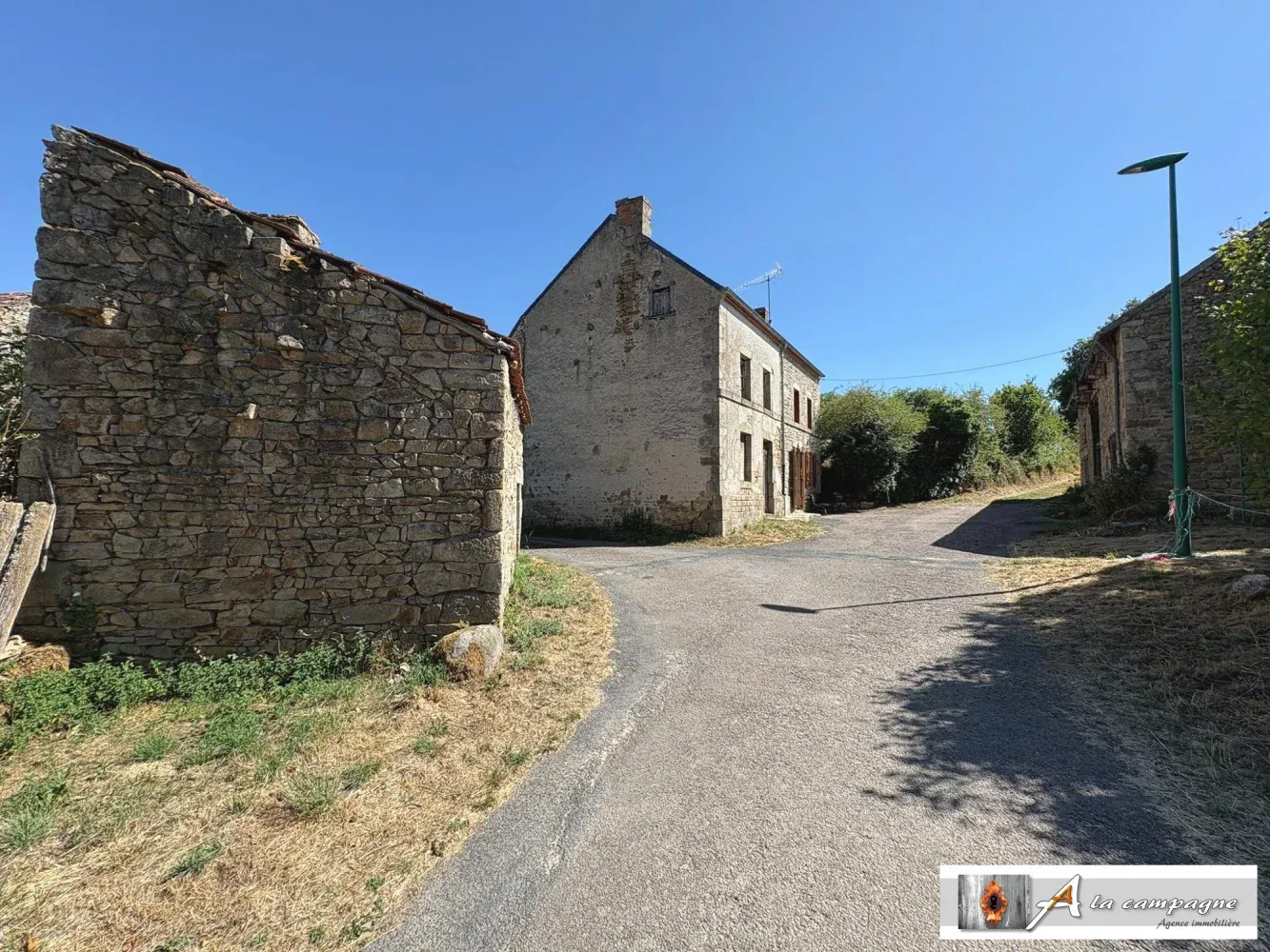 Maison de campagne à rénover avec grange à Saint-Marcel-en-Marcillat, Allier — photo 5