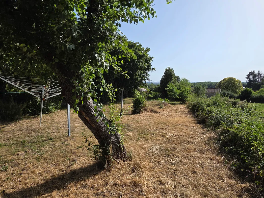 Maison de village rénovée avec grange et terrain à Charras, Charente — photo 2