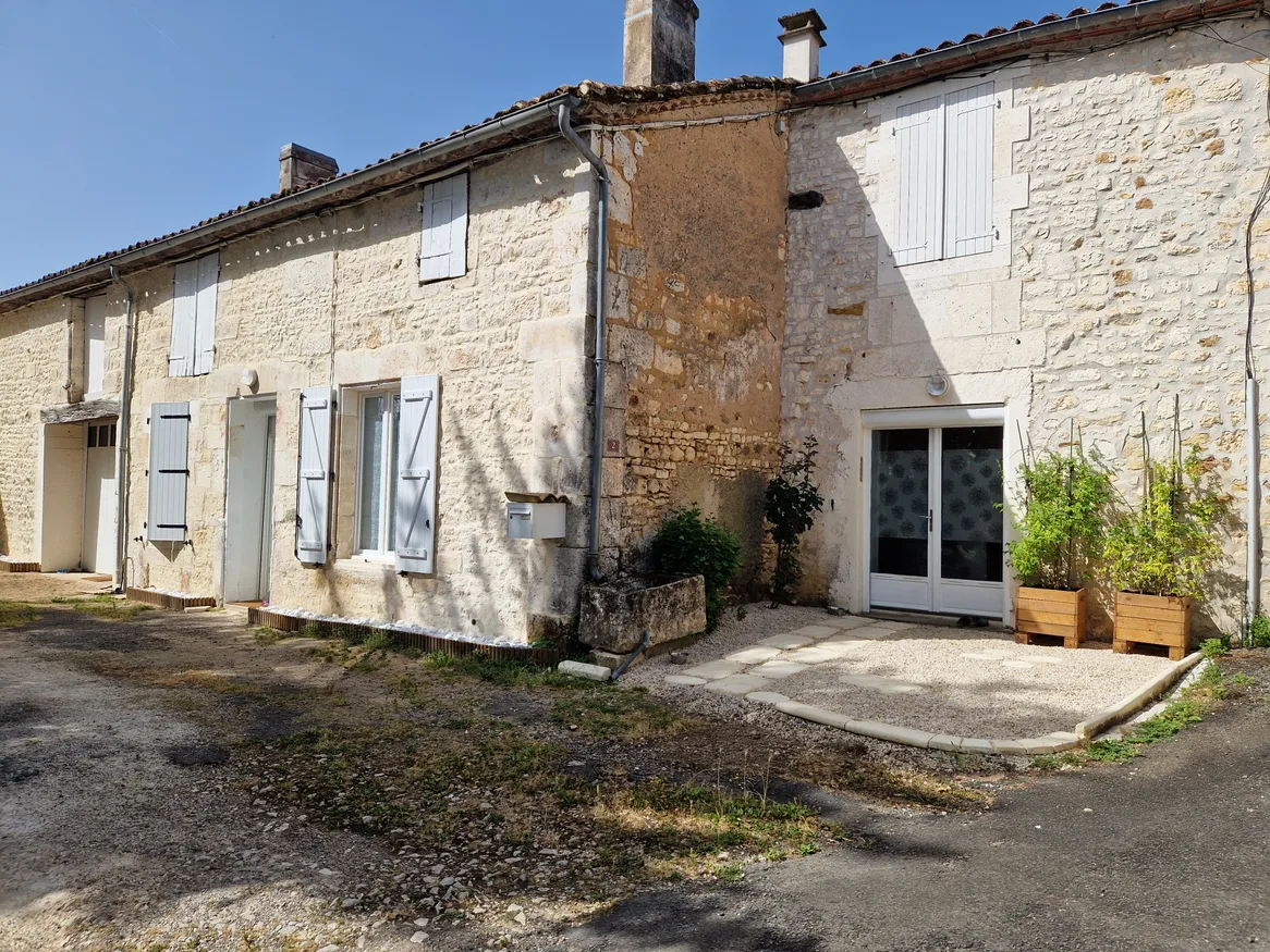 Maison de village rénovée avec grange et terrain à Charras, Charente — photo 3