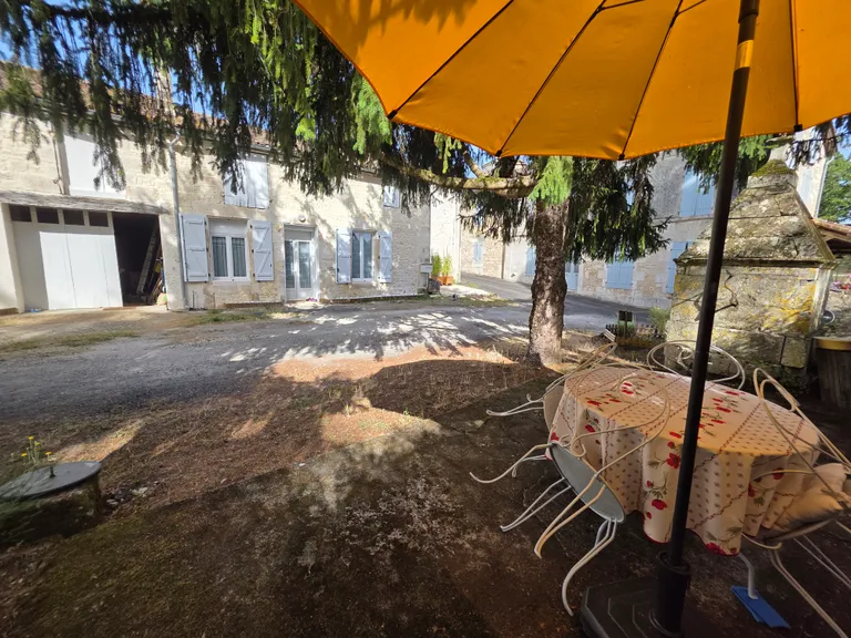 Maison de village rénovée avec grange et terrain à Charras, Charente Photo du bien