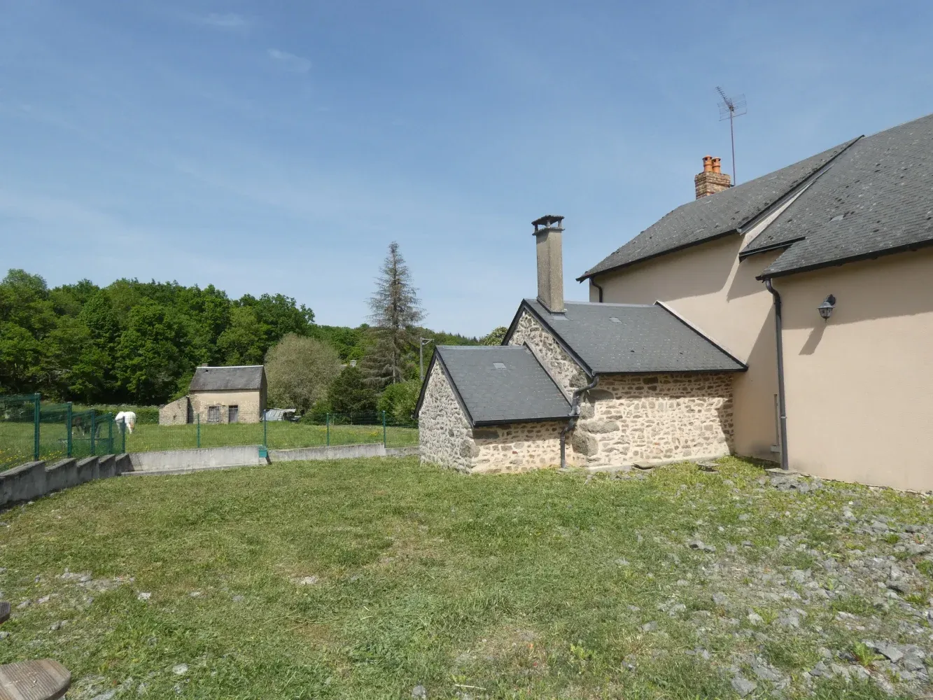 Jarnages, Creuse: Stone Country House with Outbuildings and 4.6 ha photo 3