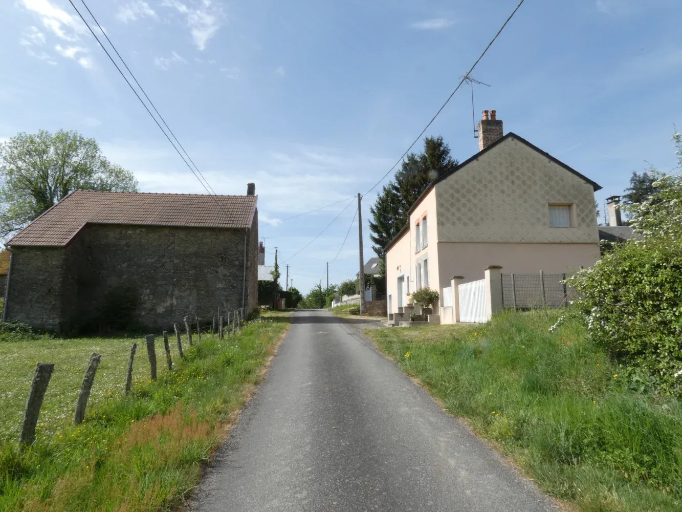 Jarnages, Creuse: Stone Country House with Outbuildings and 4.6 ha photo 2