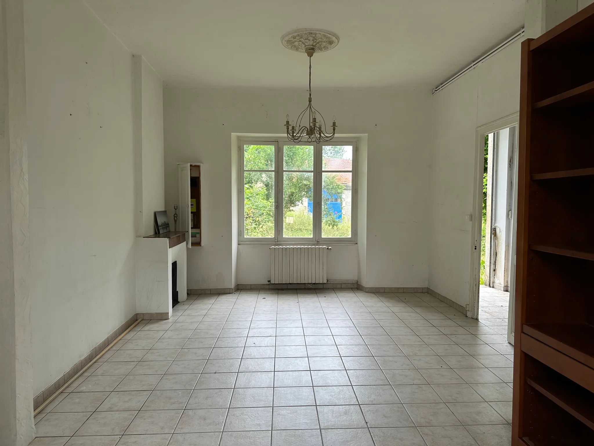 Family Home to Renovate with 95 m² Outbuilding in Bourg-du-Bost, Dordogne photo 5