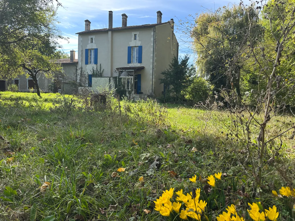 Family Home to Renovate with 95 m² Outbuilding in Bourg-du-Bost, Dordogne photo 2
