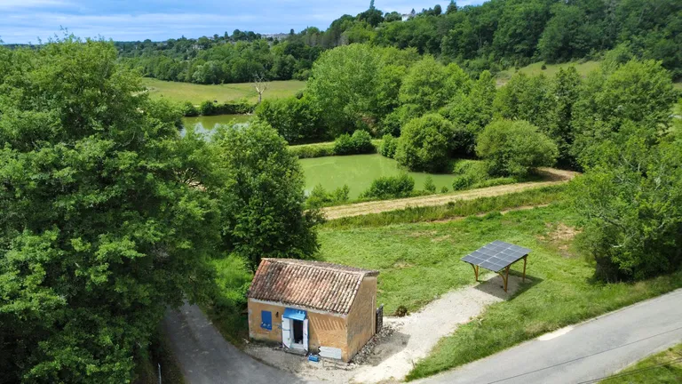 Maison de campagne à vendre à Capdrot, Dordogne – 40 m² et énergie solaire Photo du bien