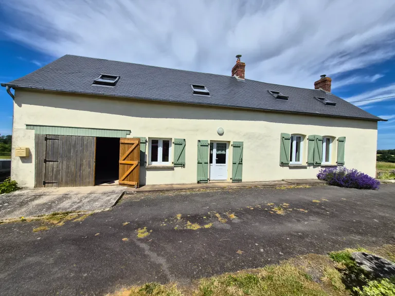 Maison de campagne en pierre avec dépendances à Désertines, Mayenne Photo du bien