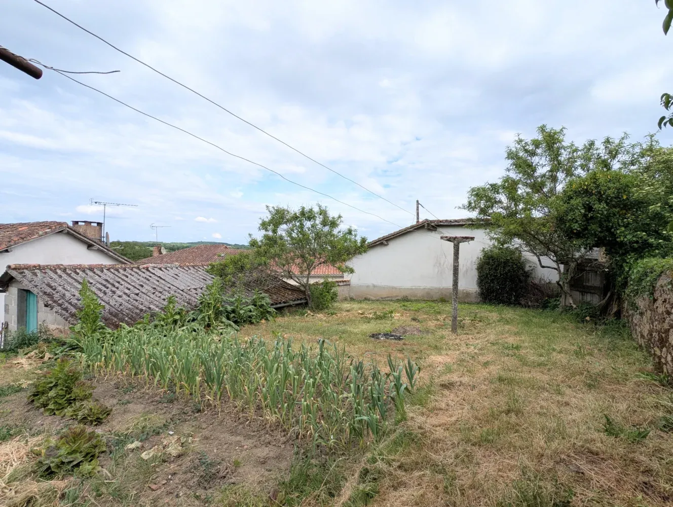 Saint-Maurice-des-Lions, Charente : maison de village et dépendance avec jardin — photo 3