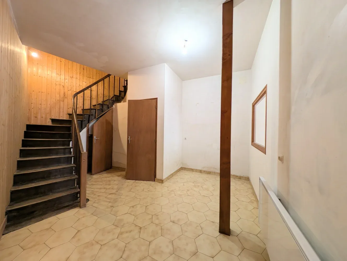 Maison de ville à rénover à Confolens, Charente : 68 m² habitables — photo 3