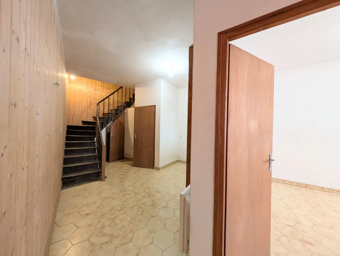 Maison de ville à rénover à Confolens, Charente : 68 m² habitables — photo 8