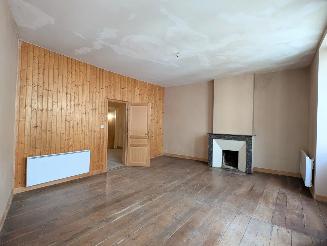 Maison de ville à rénover à Confolens, Charente : 68 m² habitables — photo 2
