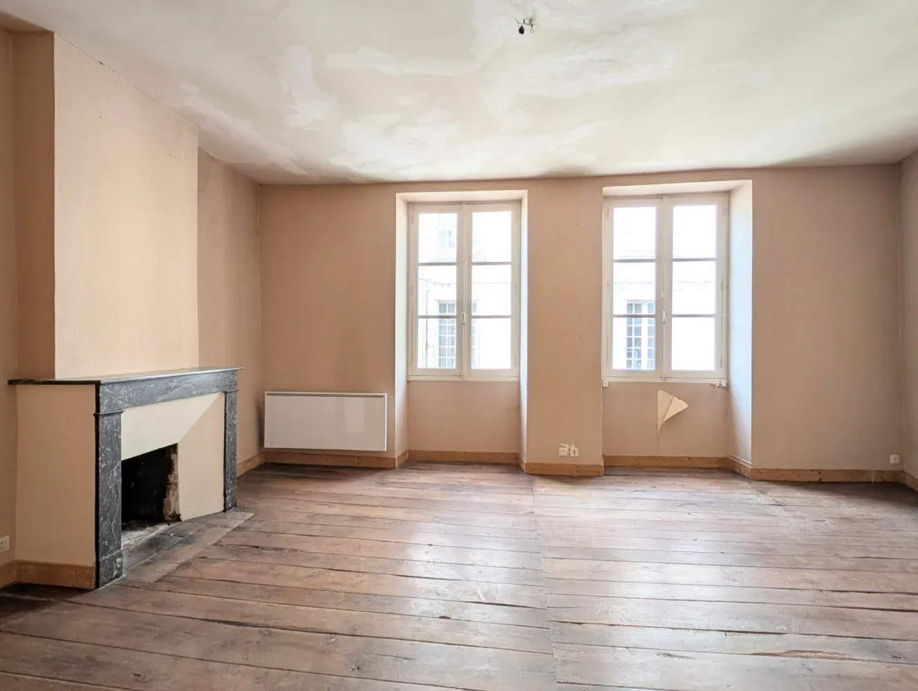 Maison de ville à rénover à Confolens, Charente : 68 m² habitables — photo 4