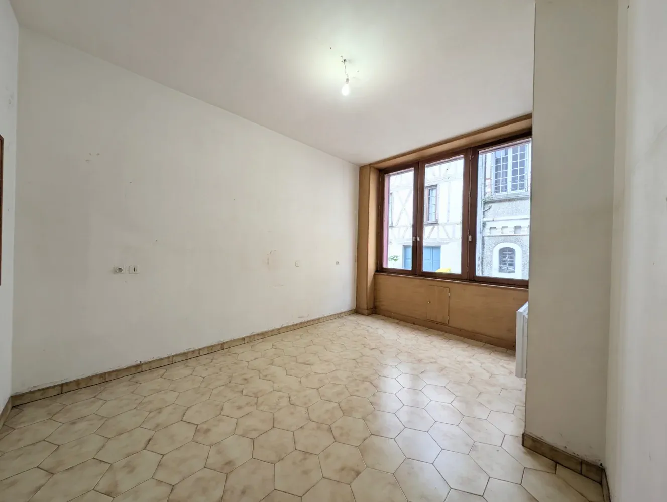 Maison de ville à rénover à Confolens, Charente : 68 m² habitables — photo 7