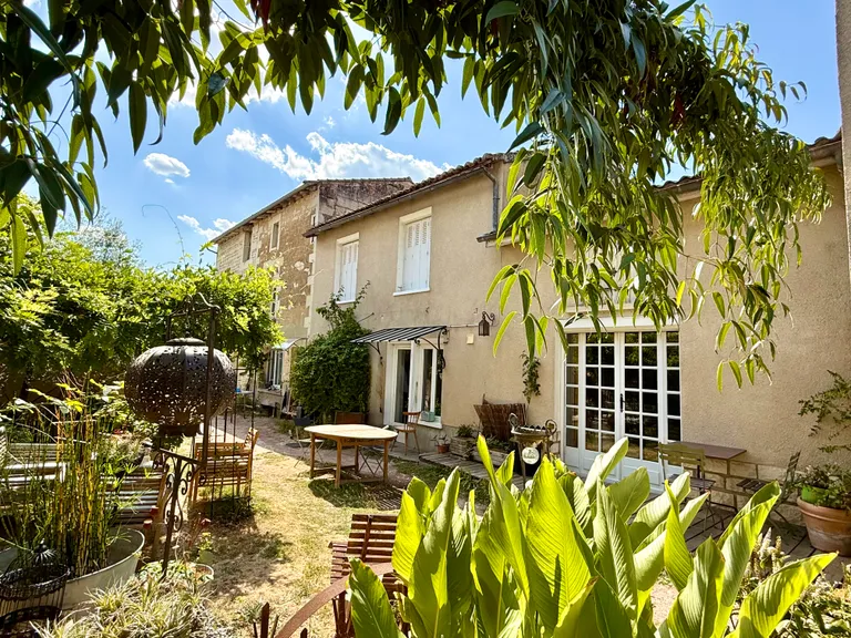 Maison de village en pierre à vendre à Monts-sur-Guesnes, Vienne – 5 chambres et jardin clos Photo du bien