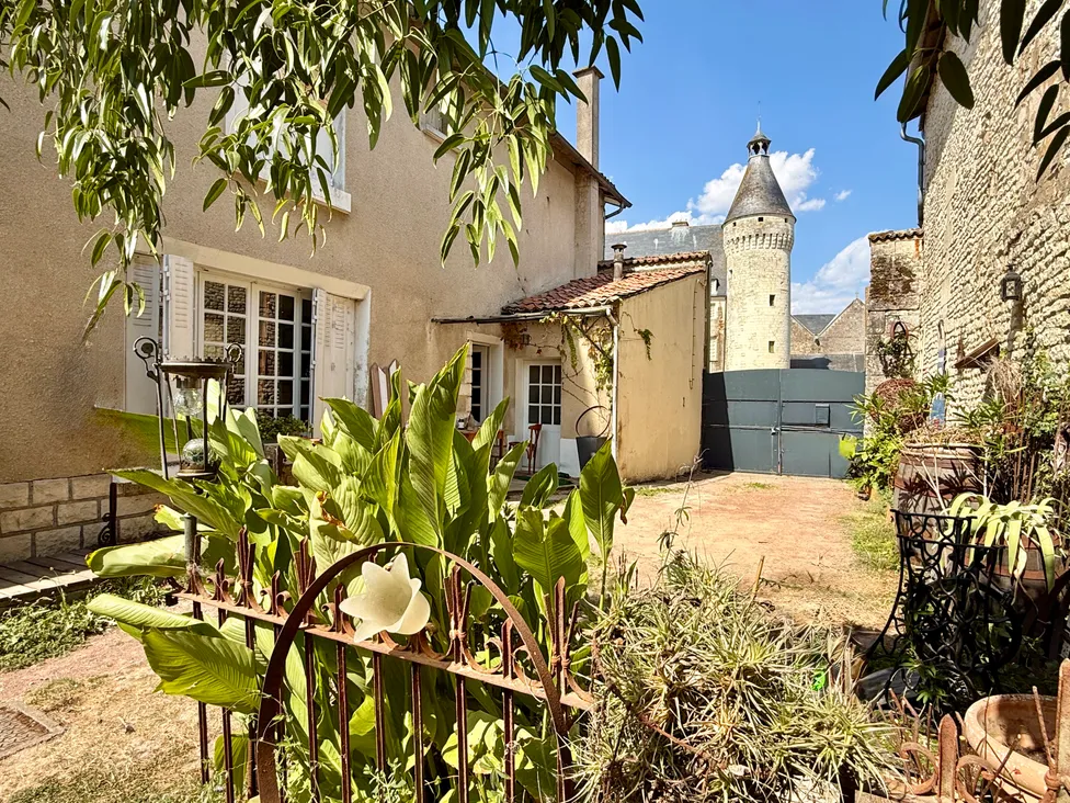 Maison de village en pierre à vendre à Monts-sur-Guesnes, Vienne – 5 chambres et jardin clos — photo 2