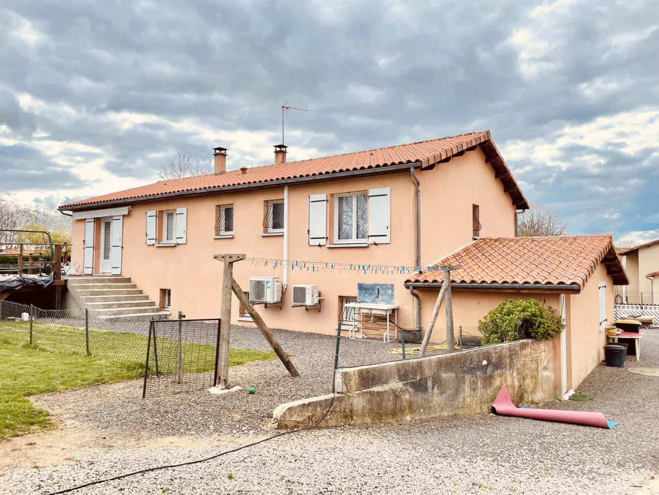 Maison individuelle à vendre à Chabrac, Charente, avec jardin et piscine — photo 3