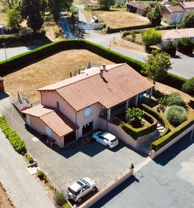 Maison individuelle à vendre à Chabrac, Charente, avec jardin et piscine Photo du bien