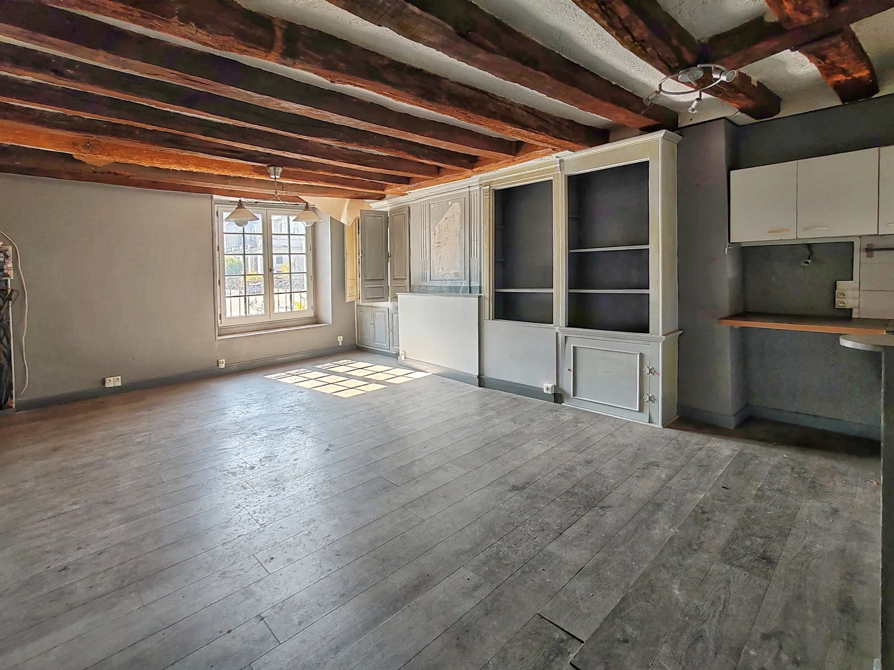 Maison de ville à vendre à Richelieu, Indre-et-Loire – duplex à rénover et commerce loué — photo 5