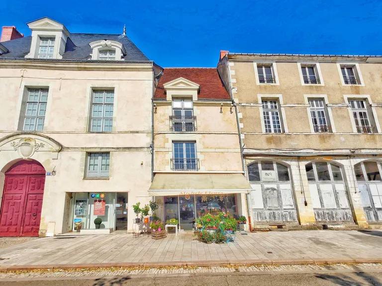 Maison de ville à vendre à Richelieu, Indre-et-Loire – duplex à rénover et commerce loué Photo du bien
