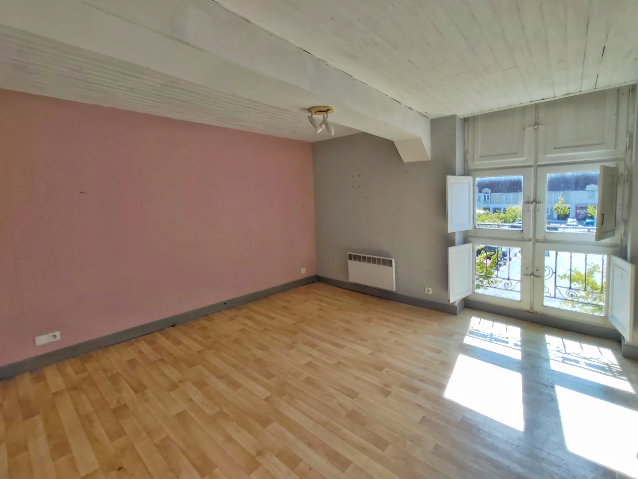 Maison de ville à vendre à Richelieu, Indre-et-Loire – duplex à rénover et commerce loué — photo 4