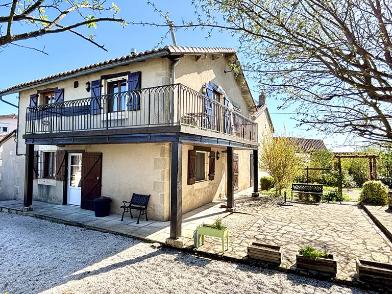 Maison rénovée avec grange et jardin à Ventouse, Charente Photo du bien