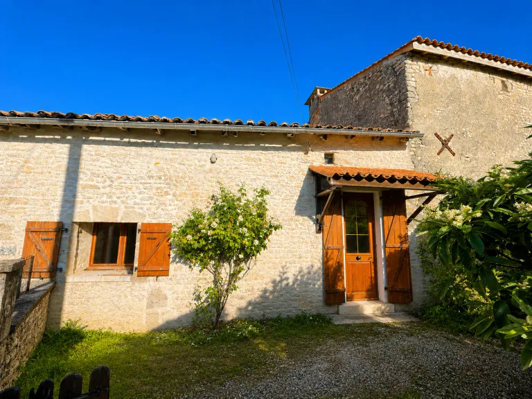 Maison de plain-pied avec jardin à Saint-Amant-de-Boixe, Charente Photo du bien