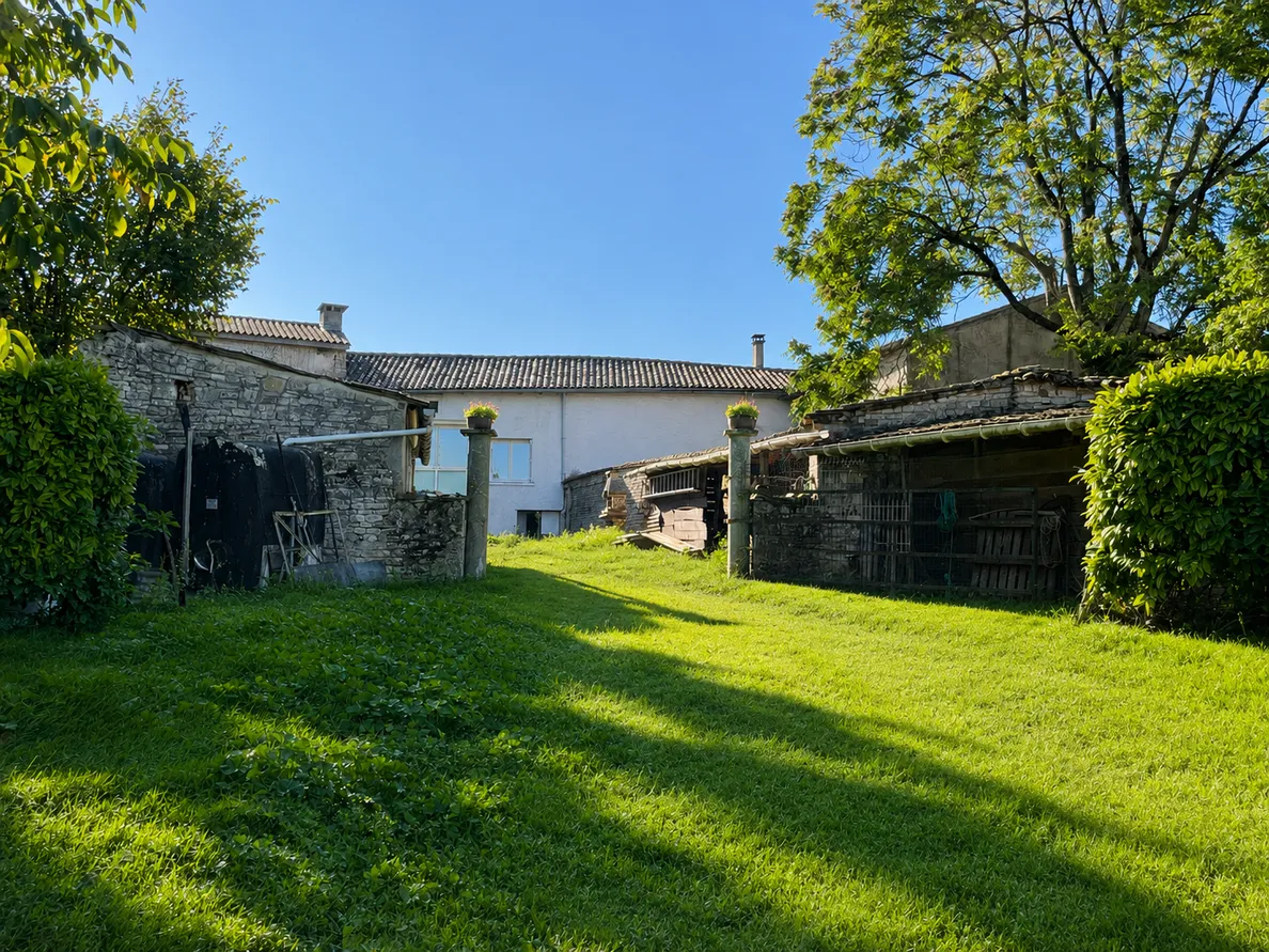 Maison de plain-pied avec jardin à Saint-Amant-de-Boixe, Charente — photo 5