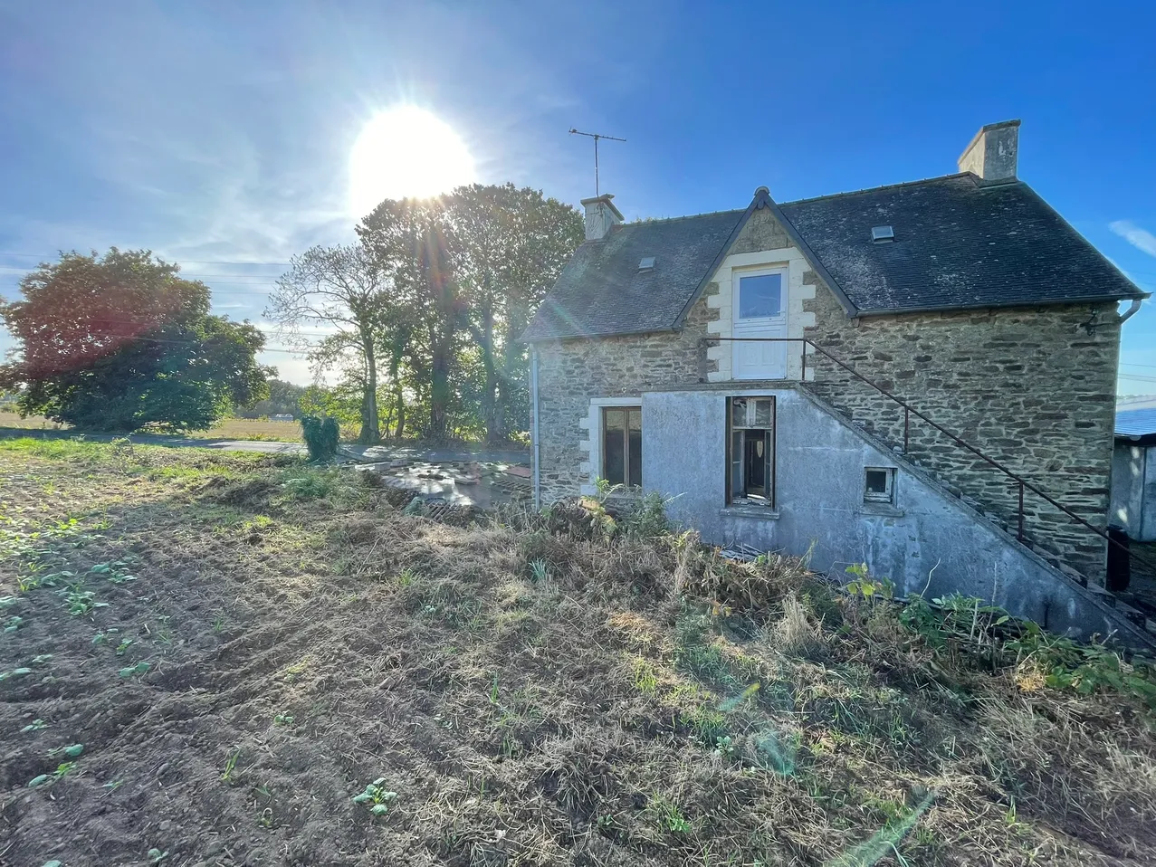 Le Mené, Côtes-d’Armor : maison en pierre à rénover avec terrain de 1 193 m² — photo 2