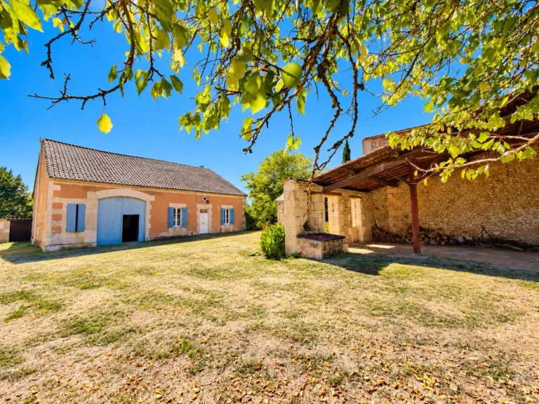 Maison en pierre à rénover avec jardin à Saint-Martin-de-Ribérac, Dordogne Photo du bien