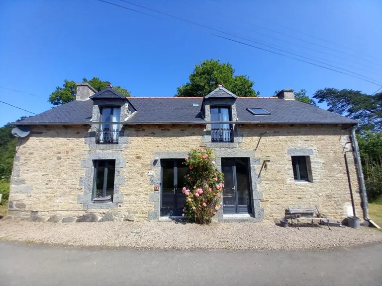 Maison de campagne à vendre à Mérillac, Côtes-d’Armor : 3 chambres et terrasse Photo du bien