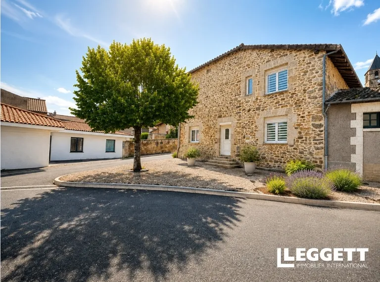 Maison de ville en pierre rénovée avec jardin à Chabanais, Charente Photo du bien