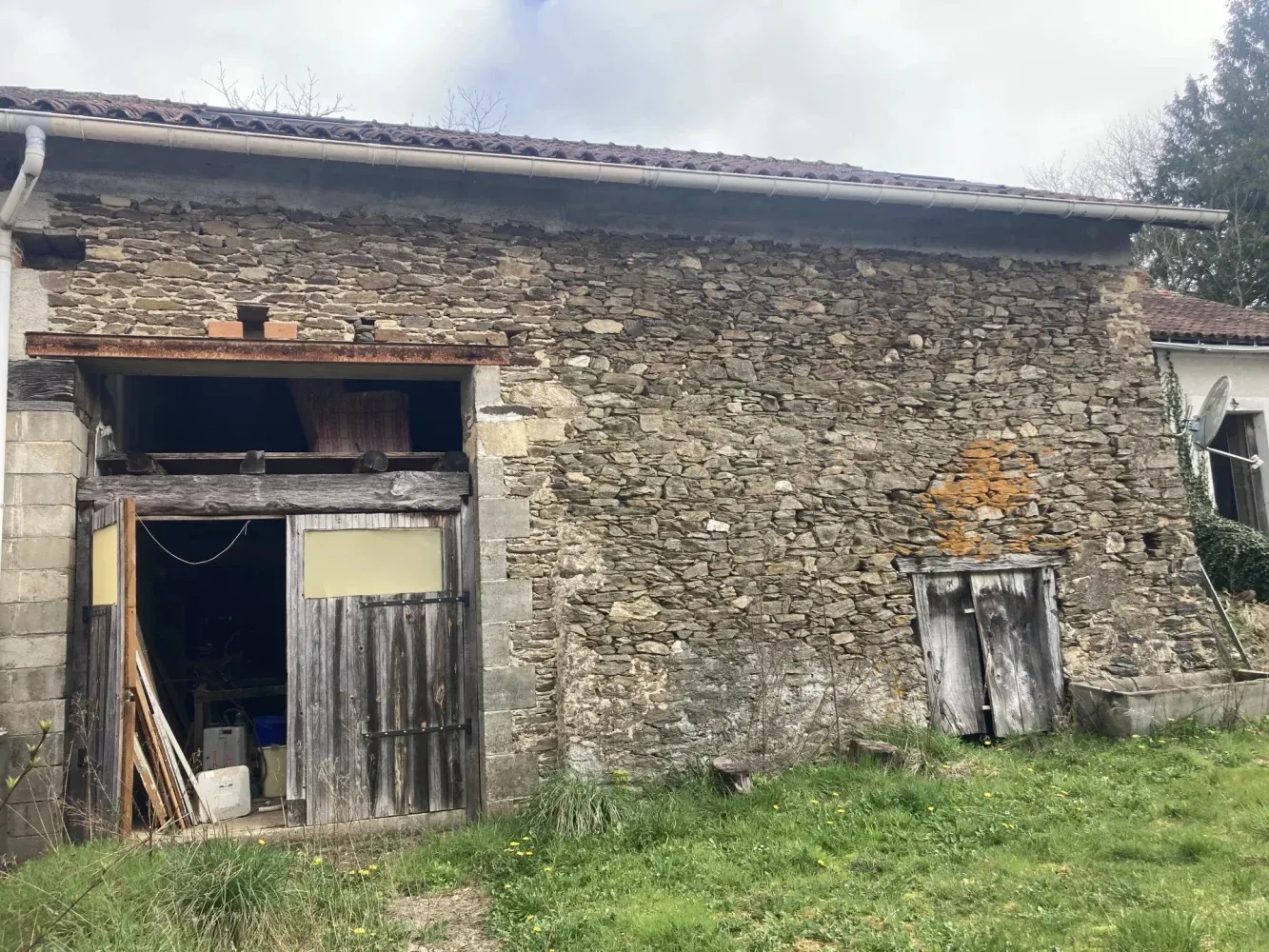 Chalais, Indre : maison à rénover avec jardin clos de 8 584 m² — photo 4