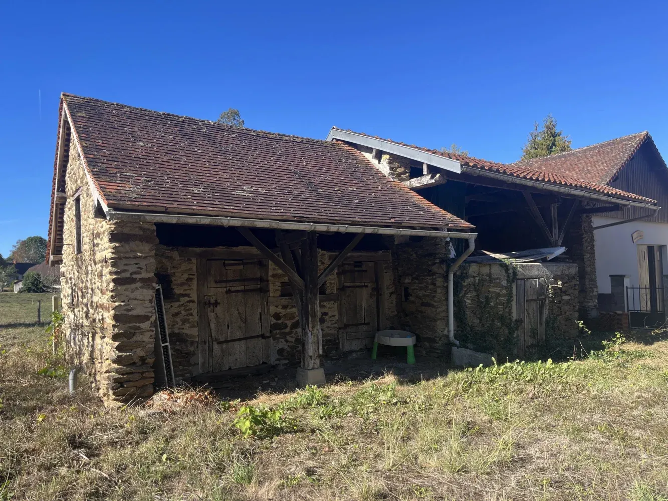 Chalais, Indre : maison à rénover avec jardin clos de 8 584 m² — photo 7