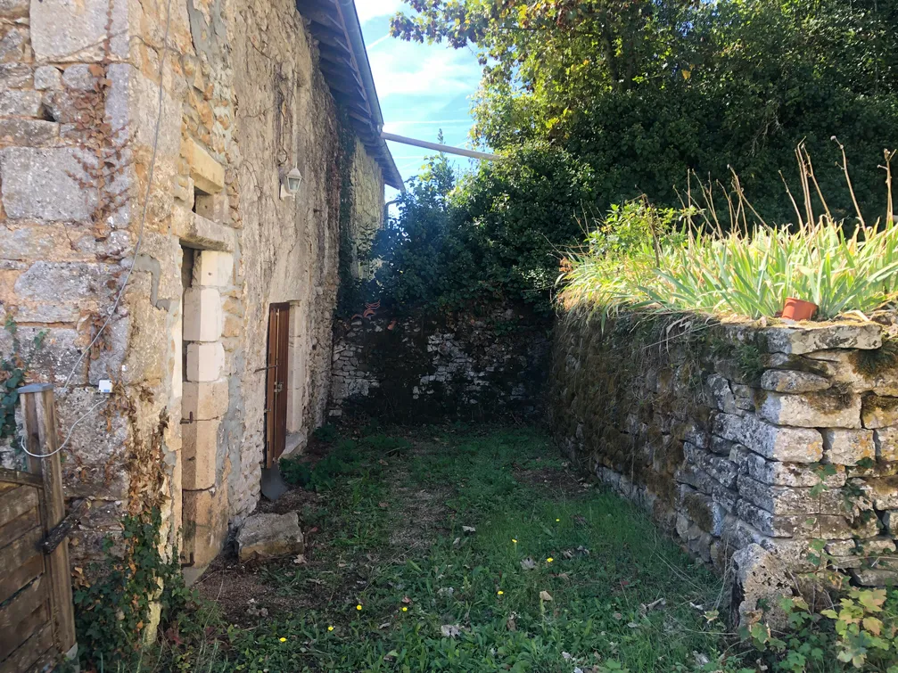 Ensemble immobilier à vendre à Nanteuil-en-Vallée, Charente, avec jardin et dépendances — photo 9