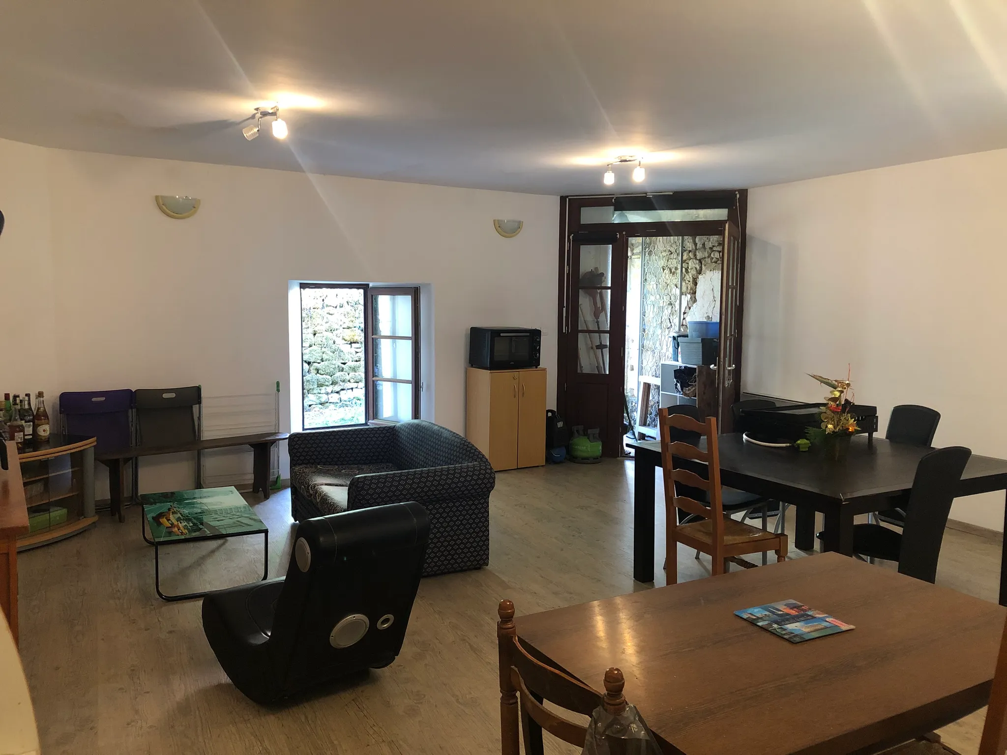 Ensemble immobilier à vendre à Nanteuil-en-Vallée, Charente, avec jardin et dépendances — photo 3