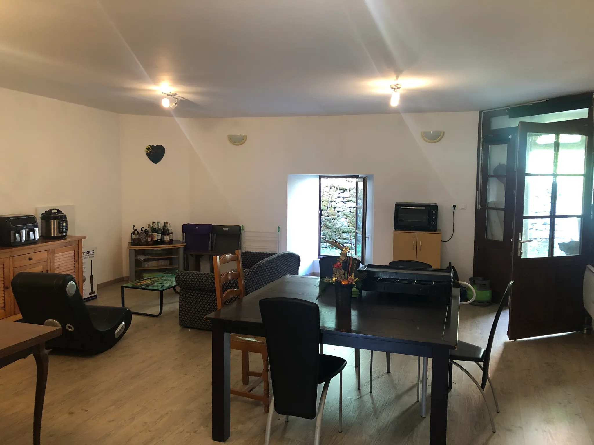 Ensemble immobilier à vendre à Nanteuil-en-Vallée, Charente, avec jardin et dépendances — photo 2