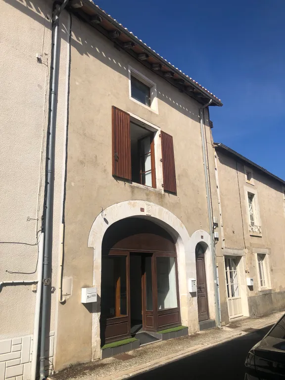 Ensemble immobilier à vendre à Nanteuil-en-Vallée, Charente, avec jardin et dépendances Photo du bien