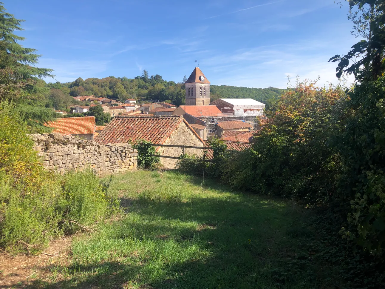 Ensemble immobilier à vendre à Nanteuil-en-Vallée, Charente, avec jardin et dépendances — photo 7