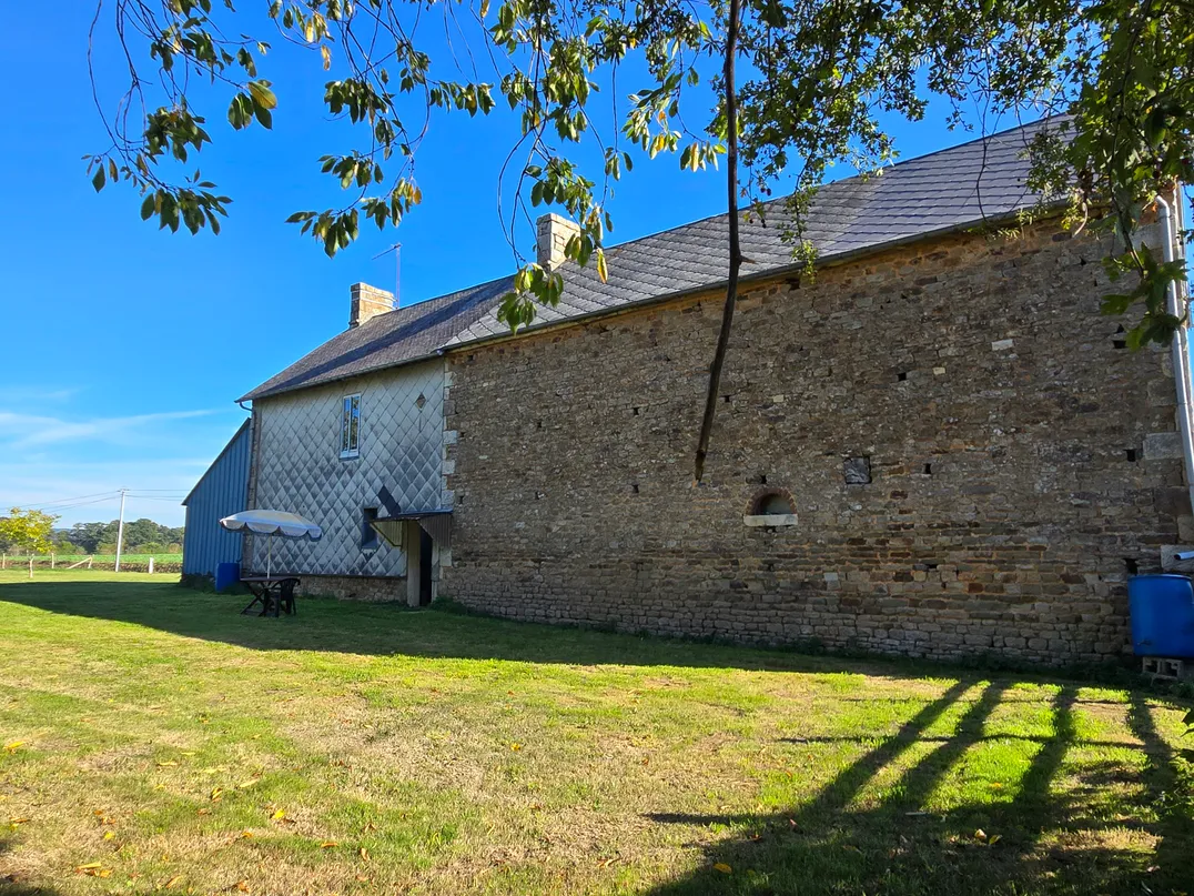 Stone farmhouse to renovate with barn in Le Teilleul, Manche photo 2