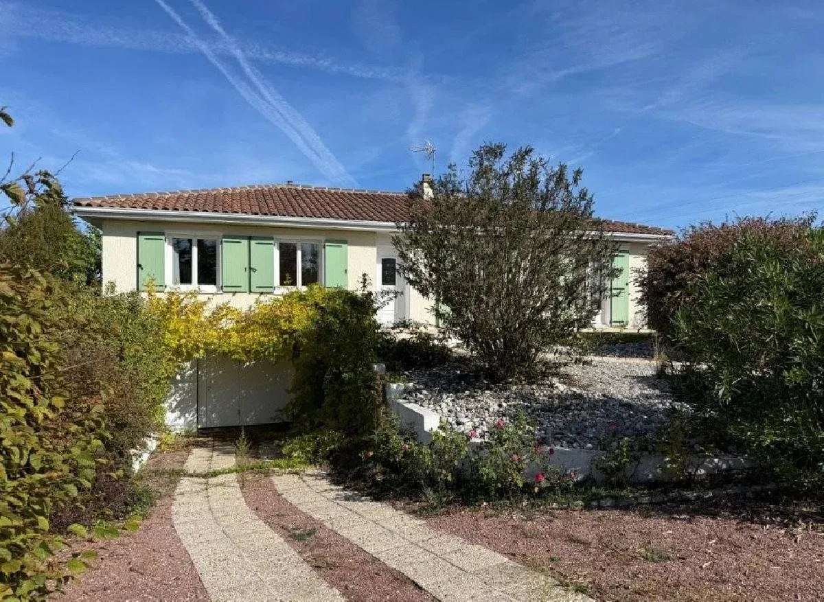 Maison de plain-pied à vendre à Ruffec, Charente, avec jardin clos — photo 2