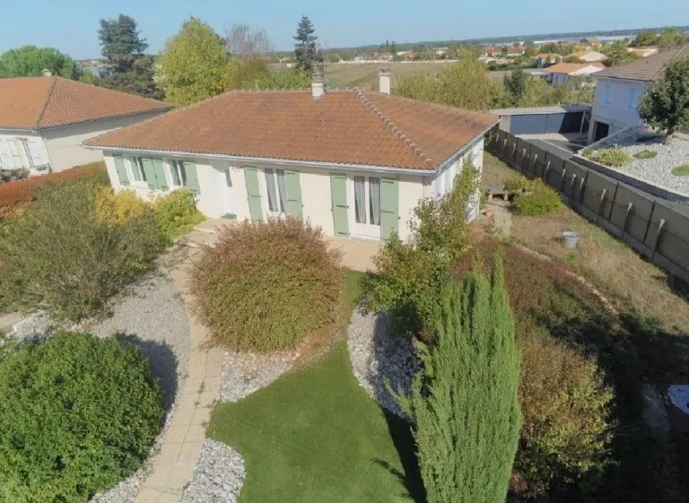 Maison de plain-pied à vendre à Ruffec, Charente, avec jardin clos Photo du bien