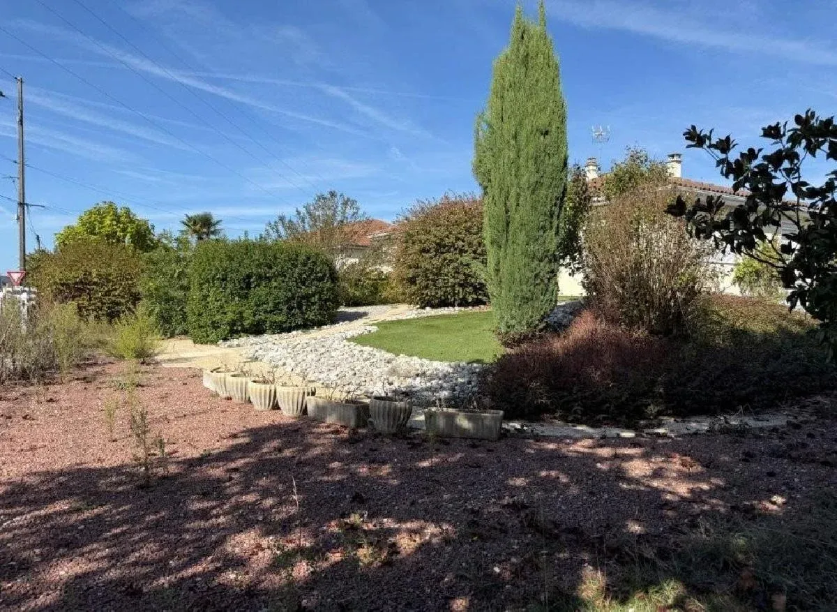 Maison de plain-pied à vendre à Ruffec, Charente, avec jardin clos — photo 4