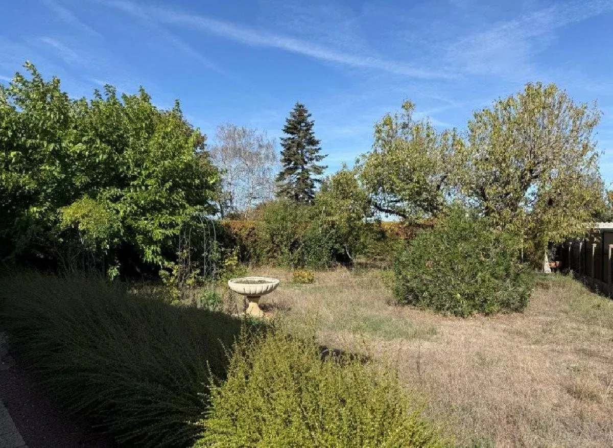 Maison de plain-pied à vendre à Ruffec, Charente, avec jardin clos — photo 3