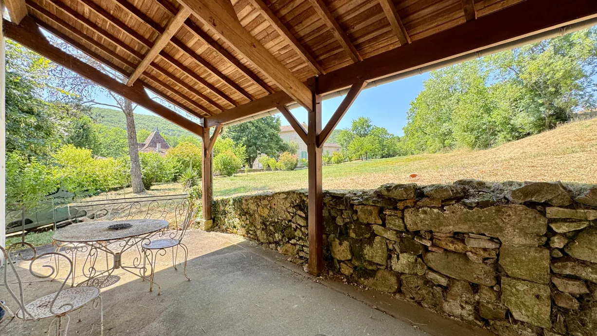 Frontenac, Lot : maison de village et 3 dépendances, terrain de 5 352 m² — photo 2